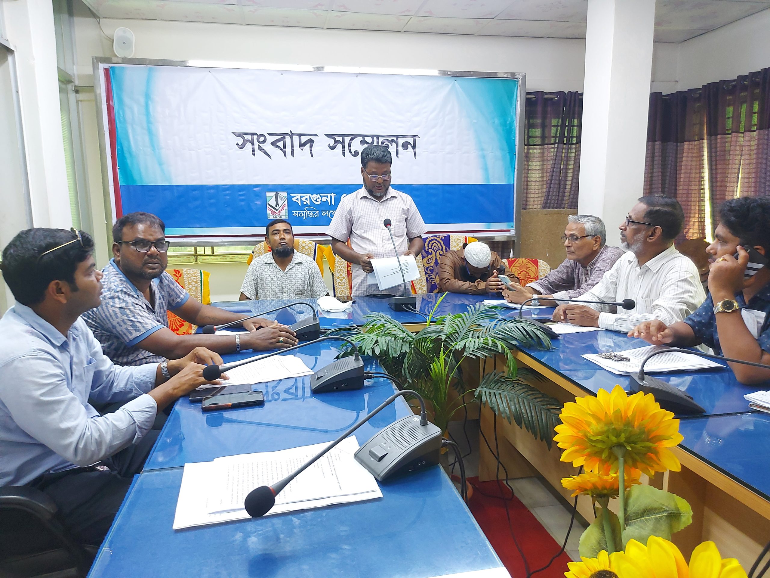 বরগুনায় মামলা করায় আসামীদের উপর হুমকি ও হামলা থেকে বাচার জন্য সংবাদ সম্মেলন 5 20230924 115643 scaled