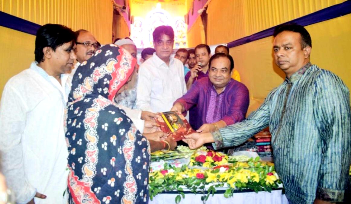 শারদীয় দূর্গাৎসব উপলক্ষ্যে একশত অসহায় ও হতদরিদ্র পরিবারের মাঝে বস্ত্র বিতরণ 5 IMG 8