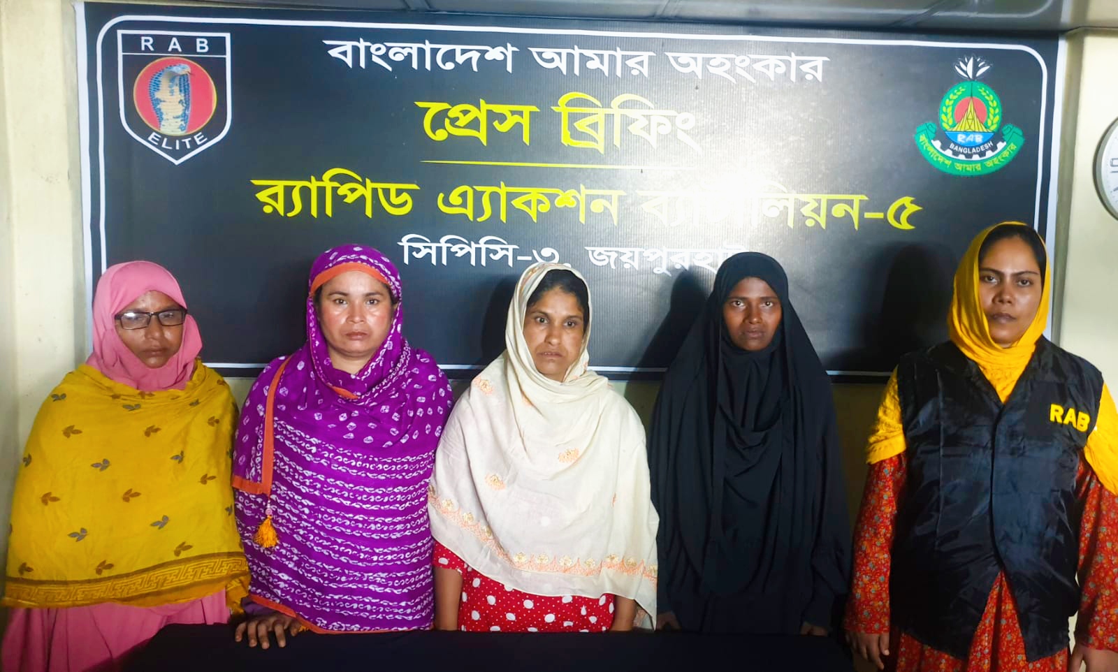 জয়পুরহাটে রেলষ্টেশনে ৪ মাদক কারবারী গ্রেফতার 5 IMG 20231017 162346