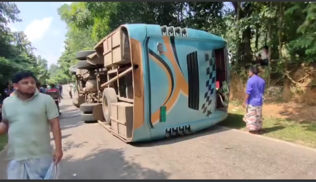 খাগড়াছড়িতে বেপরোয়া গতির বাস উল্টে আহত ৩০ 5 IMG 20231017 162620