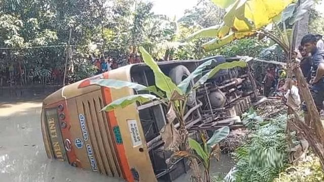 গৌরনদীতে যাত্রীবাহি পরিবহন উল্টে ডোবায়, নিহত ১ 5 barishal road accident 141023 01