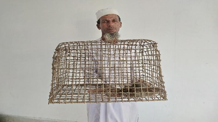 বরগুনায় জেলে জাকিরের কারুশিল্প চর্চা
