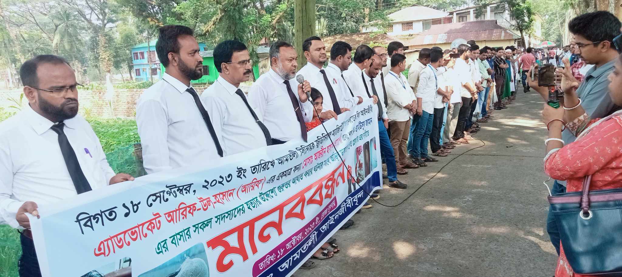 আমতলীতে ডাকাতদের গ্রেফতারের দাবীতে আইনজীবিসহ নানা পেশার মানুষের মানববন্ধন 5 received 827863312400915
