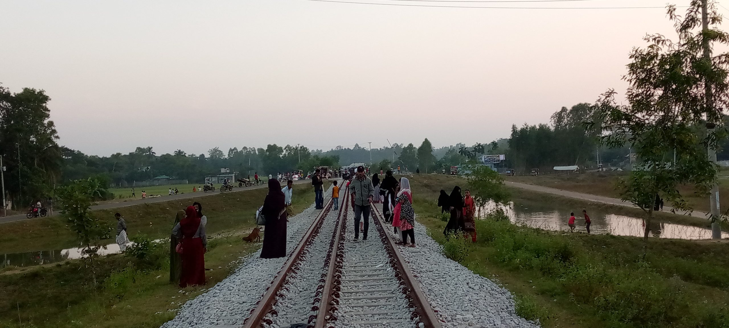 ঈদগাঁওতে রেল লাইনে নর- নারীদের উপচেপড়া ভীড় 5 IMG 20231111 170419 886 scaled