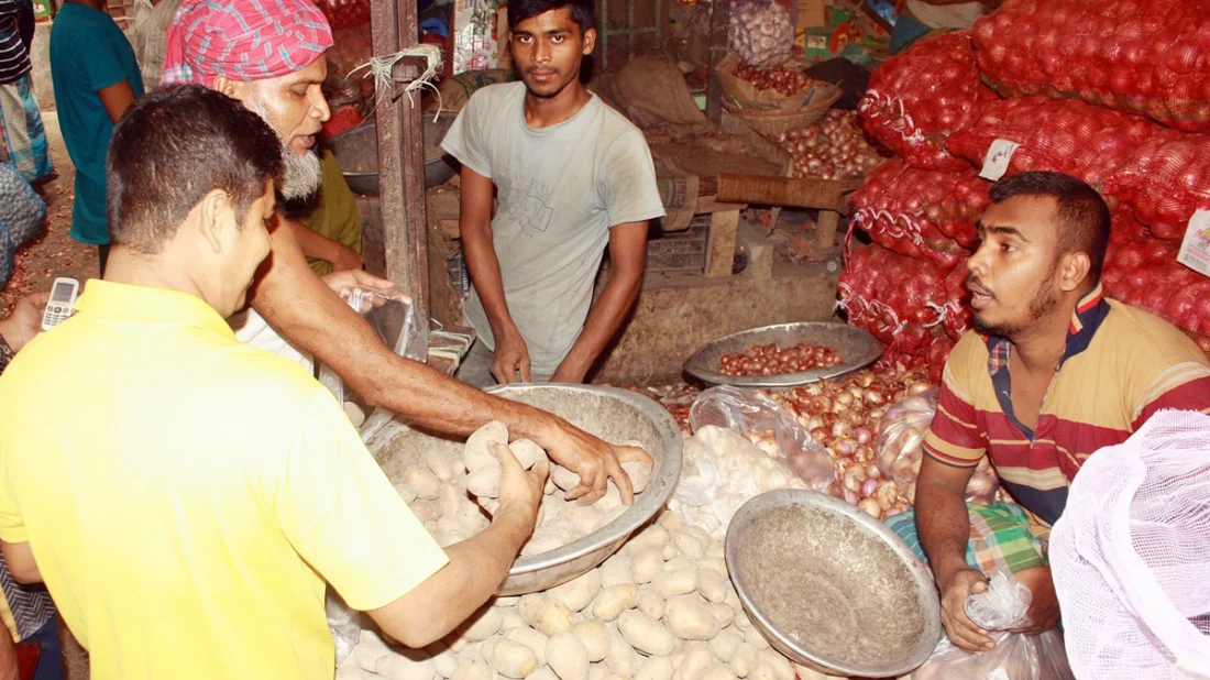 পেঁয়াজের বাজারে আগুন