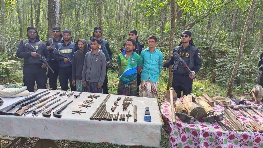 কক্সবাজারের গহীন পাহাড় থেকে বিপুল পরিমাণ অস্ত্র উদ্ধার, কারিগরসহ আটক ৪ 5 FB IMG 1702471471627