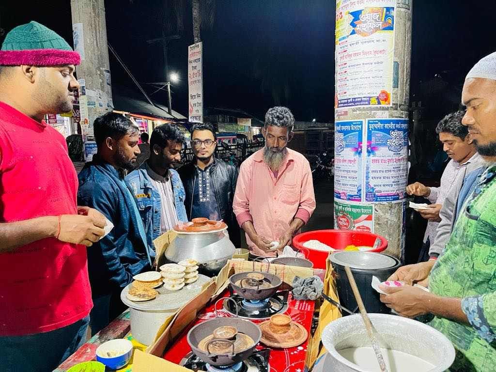 মেহেন্দিগঞ্জে শীতের আমেজে কদর বেড়েছে চিতই ভাপার 5 WhatsApp Image 2023 12 09 at 6.24.49 PM