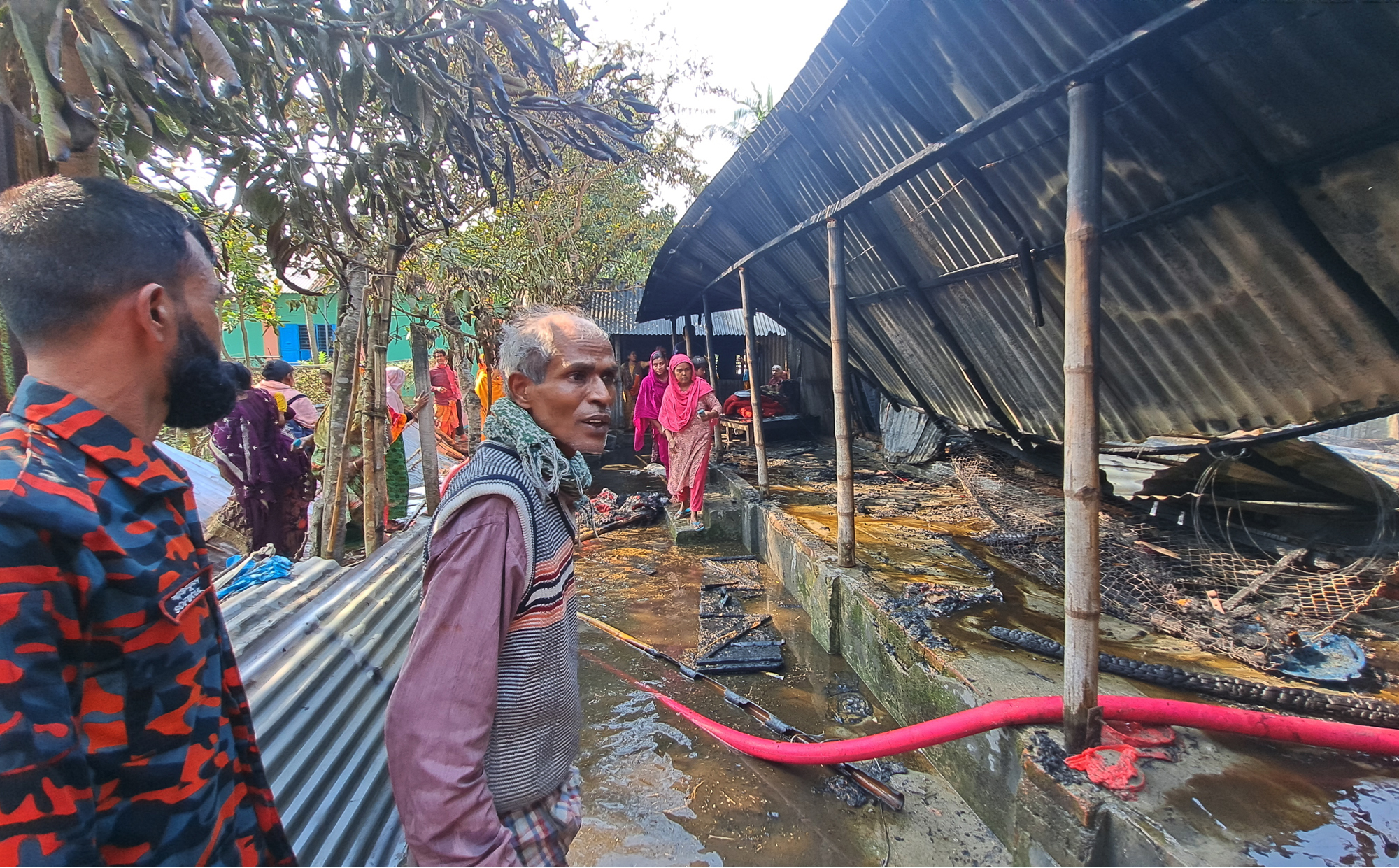 পাবনায় অগ্নিকান্ডে ব্যবসায়ীর বসতবাড়ি পুড়ে ছাই 5 Pabna Fire Pic 01