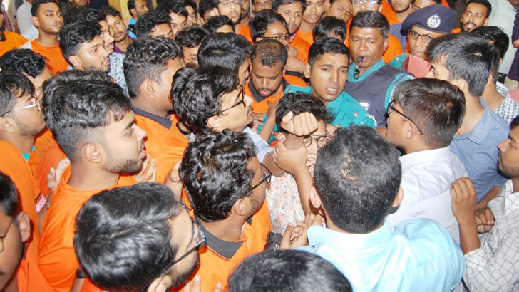 বরিশালে স্বাচিপের কমিটি গঠন নিয়ে চিকিৎসকদের দুই গ্রুপে হাতাহাতি 5 image 778651 1708968039