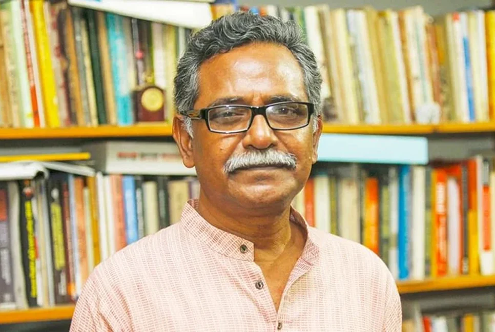 ট্রেনে পায়ের আঙুল কাটা পড়েছে অধ্যাপক আনু মুহাম্মদের 5 121818 bangladesh pratidin anu