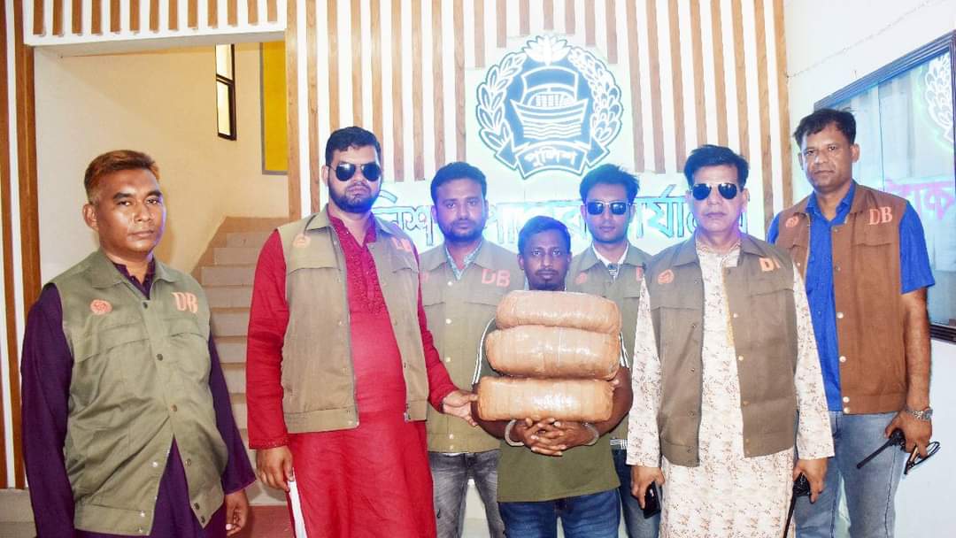বরগুনায় চার লক্ষ বিশ হাজার টাকার গাজা সহ মাদক ব্যবসায়ী গ্রেফতার 5 barguna