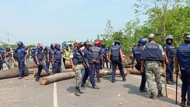 ২ ভাইকে পিটিয়ে হত্যা : ঢাকা-খুলনা মহাসড়ক অবরোধ 5 image 797875 1713886968