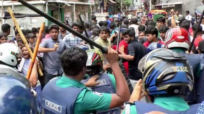 বরিশালে পুলিশের লাঠিচার্জে শতাধিক শিক্ষার্থী আহত 5 Quota movement barisal