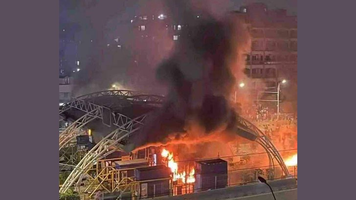 যাত্রাবাড়ীর ফ্লাইওভারের টোলপ্লাজায় আগুন 5 image 829242 1721238837