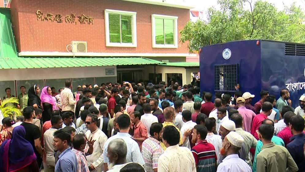 বরিশালে বিএনপির অফিসে অগ্নিসংযোগ:২১ জন কারাগারে 5 Barisal 1 66fc09e76587f