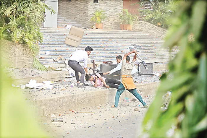 ৩ কলেজের শিক্ষার্থীদের সংঘর্ষ, ব্যাপক ভাঙচুর, লুটপাট, বিজিবি মোতায়েন 5 137378 di