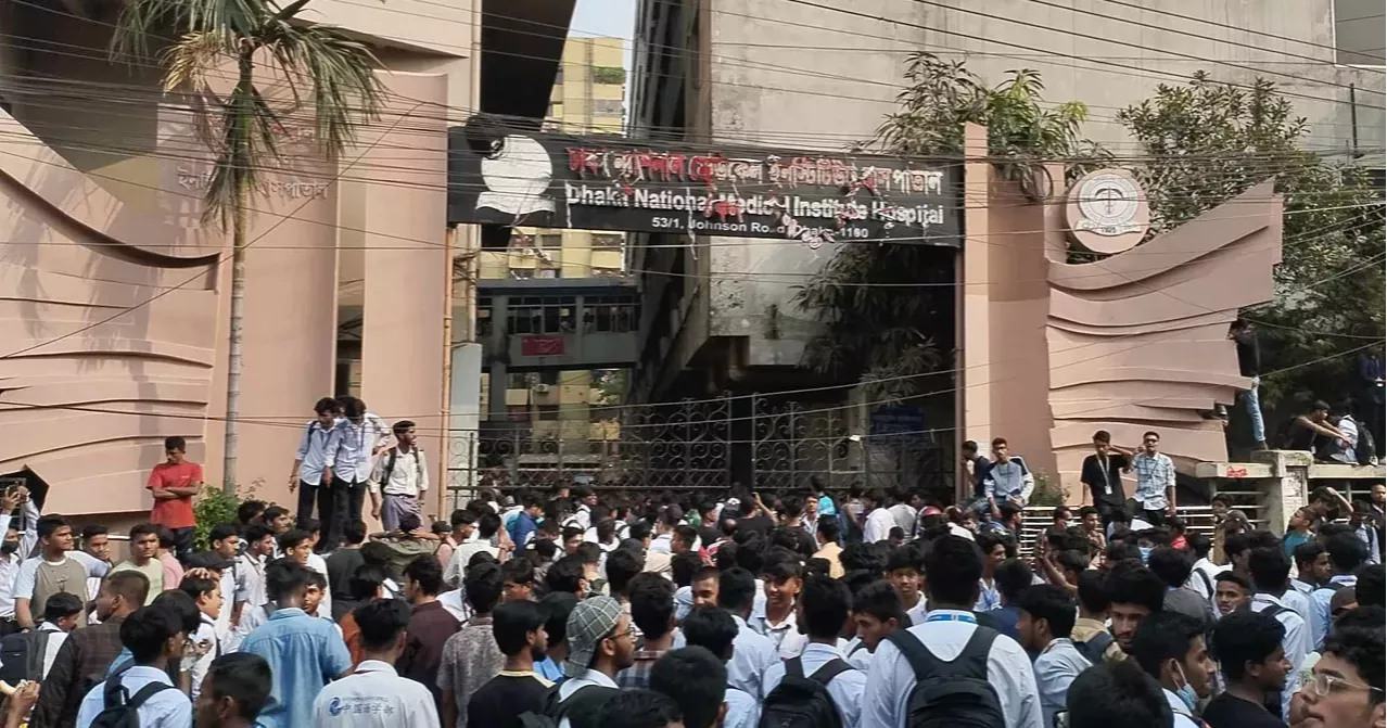 ‘ভুল চিকিৎসায়’ শিক্ষার্থীর মৃত্যু, হাসপাতাল ও কলেজে ভাঙচুর 5 1826349