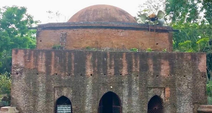 পটুয়াখালীর মজিদবাড়িয়া শাহী মসজিদ ছয়’শ বছরের মুসলিম স্থাপত্য নিদর্শন,সংস্কারের অভাবে ধ্বংস হতে বসেছে সৌন্দর্য ও ঐতিহ্য 5 1743158820 1
