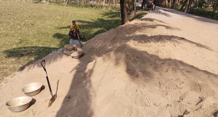 রাজাপুরে রাস্তা সংস্কারে অনিয়ম: পাথরের পরিবর্তে বালু, স্থানীয়দের বাধায় কাজ বন্ধ 5 balu