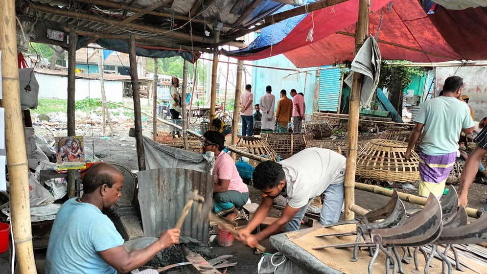 কোরবানির মৌসুমকে কেন্দ্র করে কামারদের ব্যস্ততা 5 DOHAR 68401164aed41