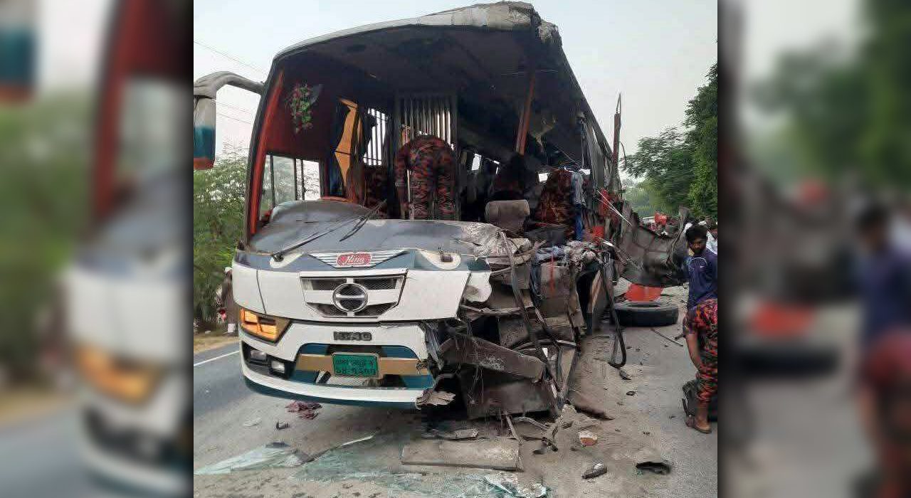 ঘোড়াঘাটে দাঁড়িয়ে থাকা ট্রাকে বাসের ধাক্কা, নিহত ৫ 5 dinajpur 20250614075728