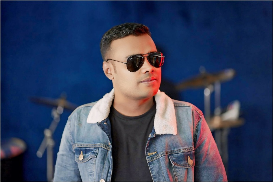 সরকারি কর্মকর্তা হয়েও গানের ভুবনে উজ্জ্বল আরিফ হোসেন বাবু 3 আরিফ হোসেন বাবু