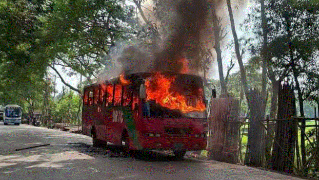 বরিশালের উজিরপুরে চলন্ত বিআরটিসি বাসে অগ্নিকাণ্ড 2 বাস