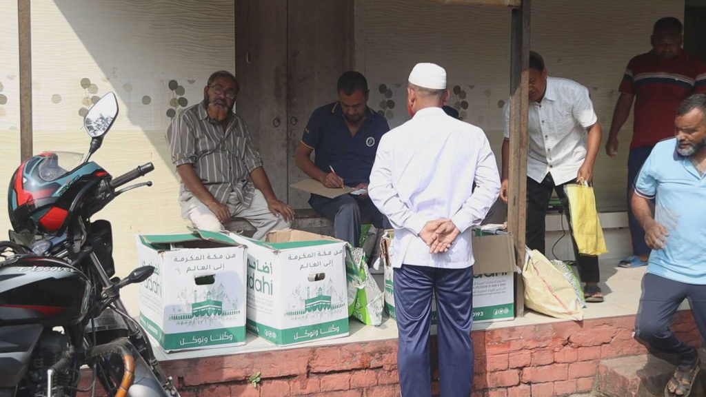 পাবনায় দরিদ্র ও এতিমদের জন্য বরাদ্দ করা দুম্বার মাংস লুট 2 মাংস লুট