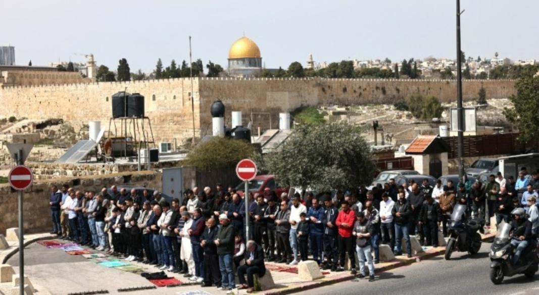 আল-আকসা মসজিদে ঈদের নামাজে বাধা, টিয়ার গ্যাস–স্টান গ্রেনেড ব্যবহারের অভিযোগ