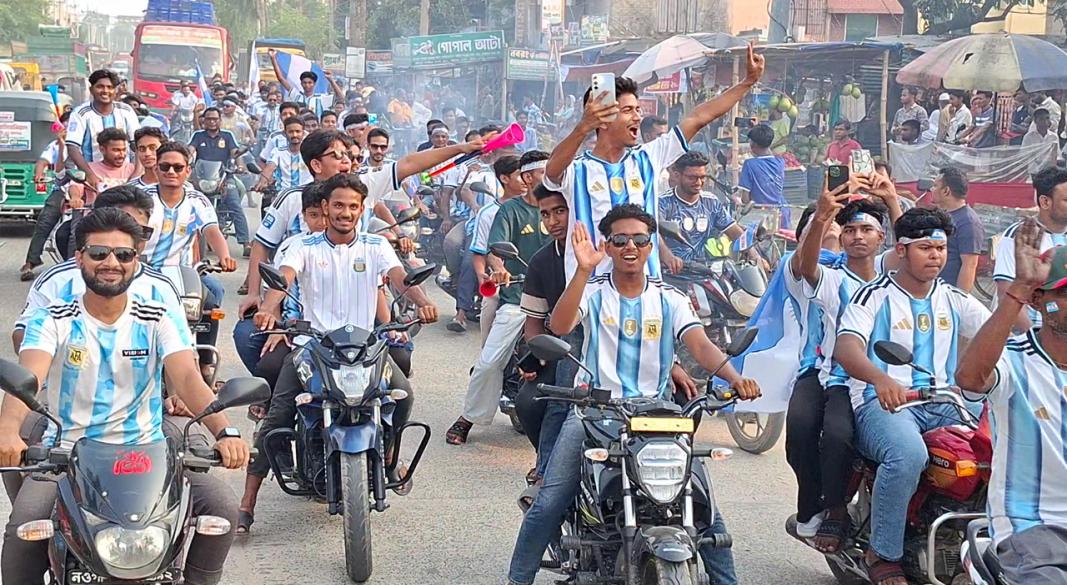 আর্জেন্টিনা সমর্থকদের মোটরসাইকেল র_্যালি ও আনন্দ মিছিল
