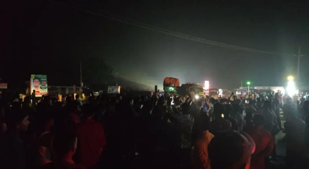 বান্ধার পলাশবাড়ীতে ঢাকা-রংপুর মহাসড়ক অবরোধ করেছেন এসএসসি পরীক্ষার্থীরা।