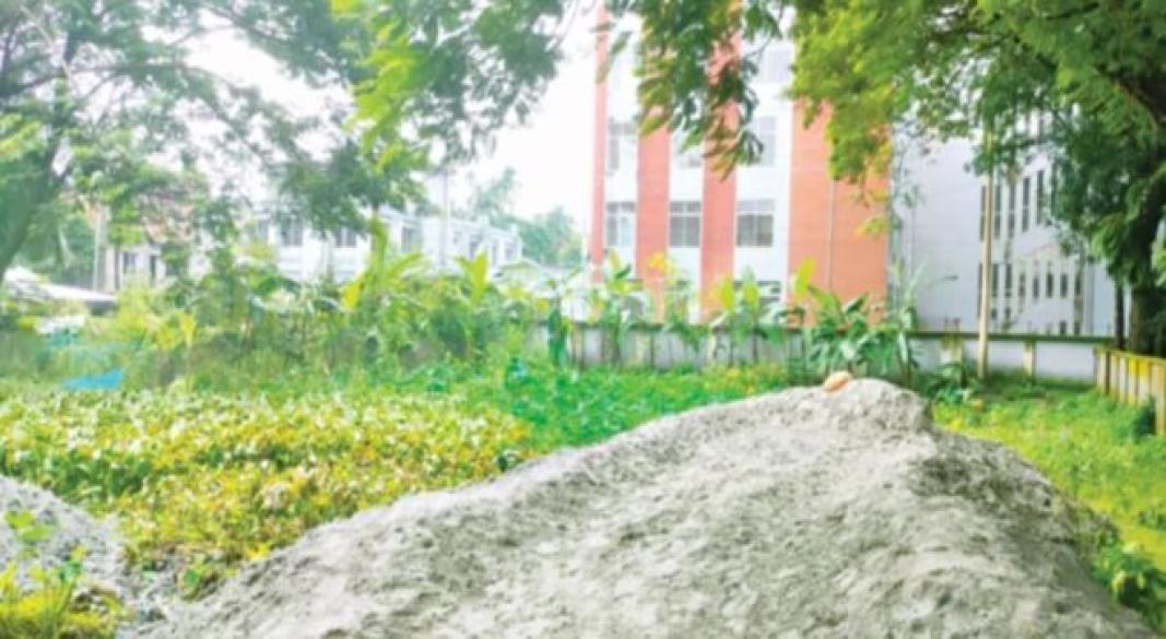 বরিশালে সরকারি পুকুর ভরাট করে প্লট বিক্রি