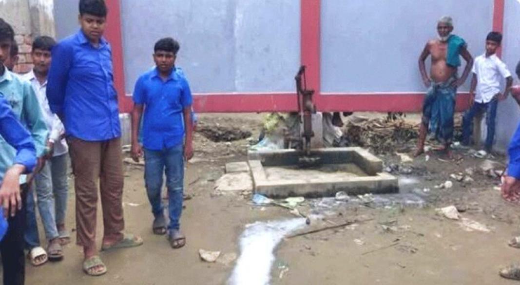 বরিশালের আগৈলঝাড়ায় স্কুলের টিউবওয়েল
