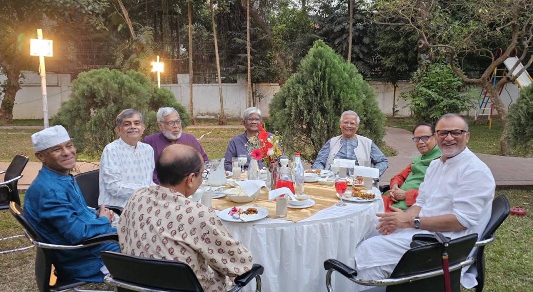 ড. ইউনূসসহ সাবেক উপদেষ্টারা