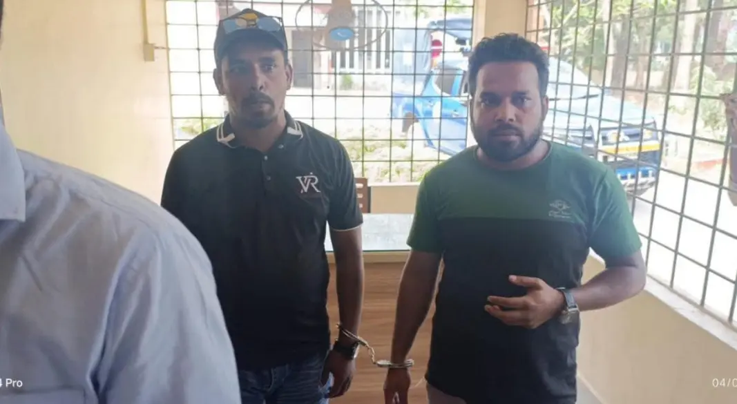 দুই সাংবাদিককে হাতকড়া ,এসিল্যান্ডকে বদলি