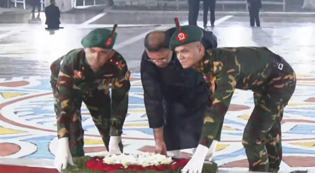 একুশের প্রথম প্রহরে শহীদ মিনারে প্রধানমন্ত্রীর শ্রদ্ধা