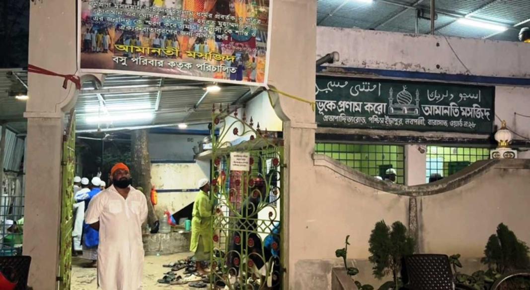 হিন্দু বাড়িতেই মসজিদ