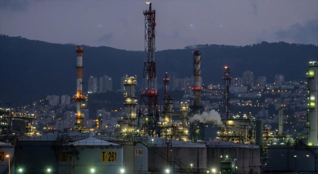 মধ্যপ্রাচ্যে নতুন উত্তেজনা: ইসরায়েলের জ্বালানি স্থাপনায় ইরানের হামলা, হরমুজ প্রণালীতে মাইন বসানোর অভিযোগ