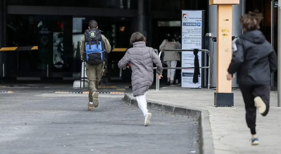 ইসরায়েলিরা নিরাপদ আশ্রয়ের দিকে ছুটছেন।