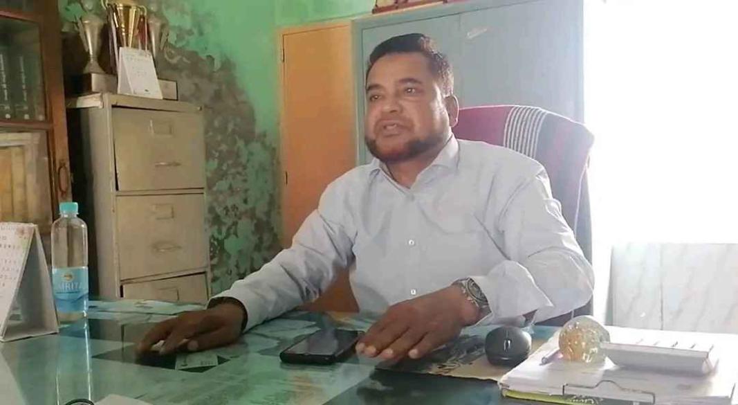 ঝালকাঠির উদ্বোধন মাধ্যমিক বিদ্যালয়ের প্রধান শিক্ষক আনিসুর রহমান পলাশ।