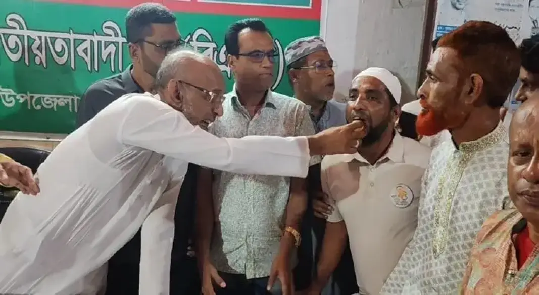 জিয়ানগর উপজেলা’ রাখায়  মিষ্টি বিতরণ