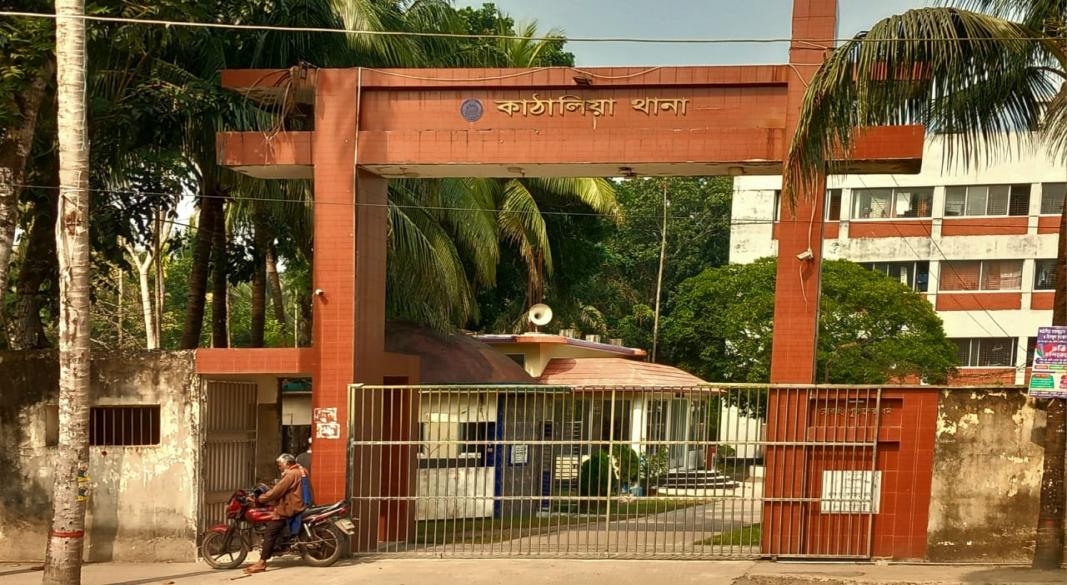 কাঁঠালিয়ায় স্কুলছাত্রীকে ইভটিজিং,  ১ মাসের বিনাশ্রম কারাদণ্ড