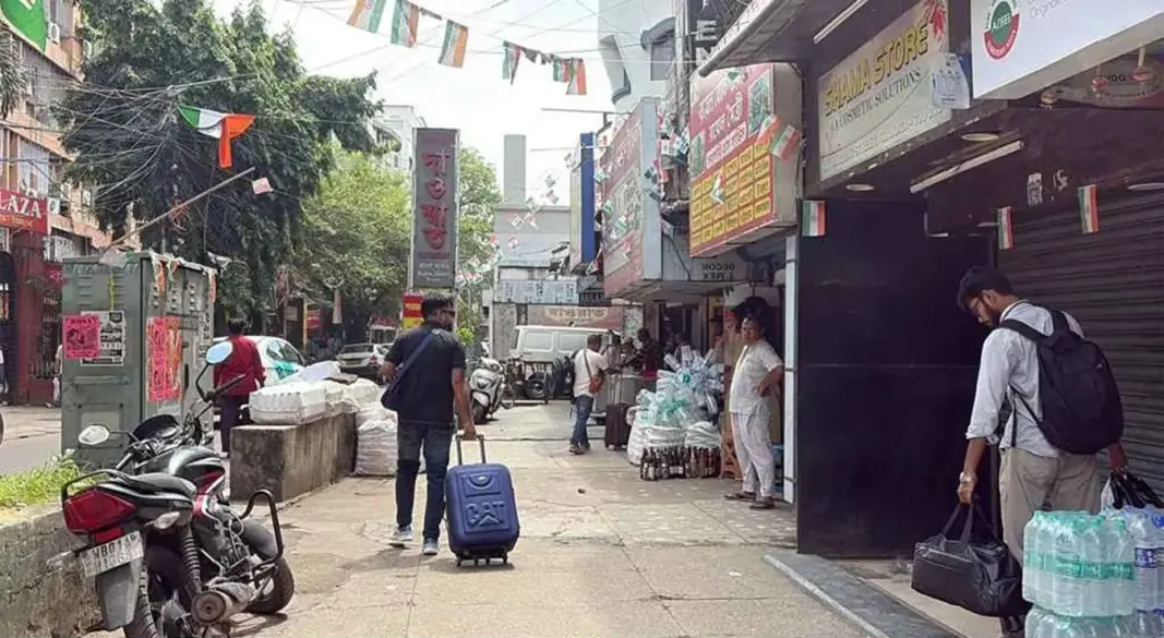কলকাতার নিউমার্কেট এলাকার একের পর এক হোটেল বন্ধ হয়ে যাওয়ায় বিপাকে পড়েছেন সেখানে অবস্থানরত হাজারো বাংলাদেশি পর্যটক