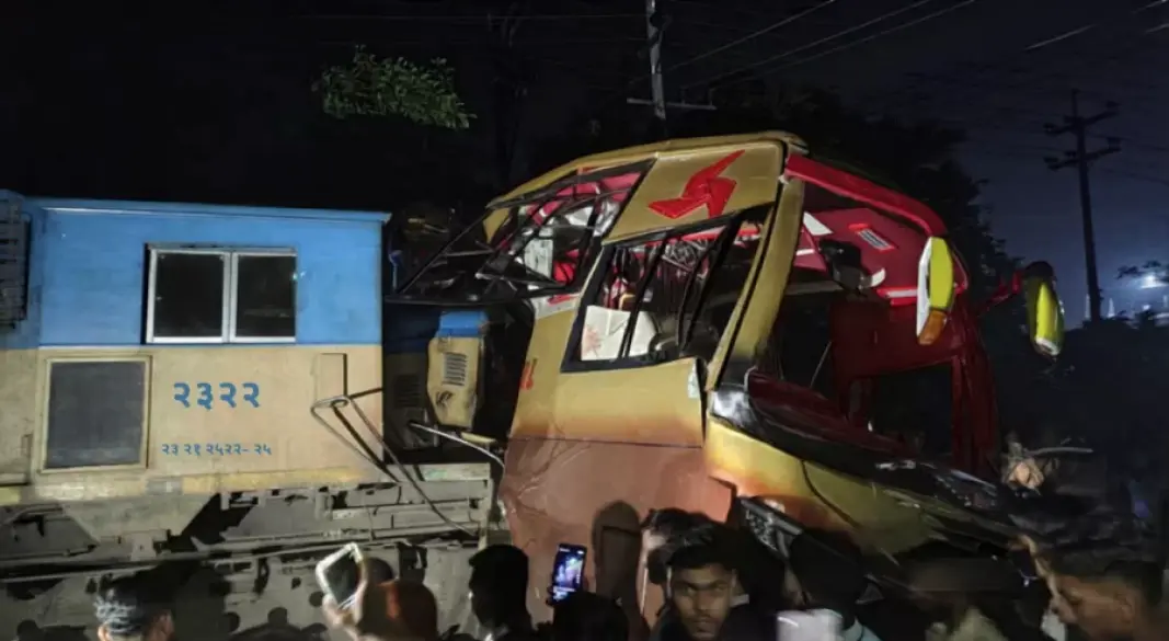 কুমিল্লায় বাস-ট্রেন সংঘর্ষে নিহত ১২