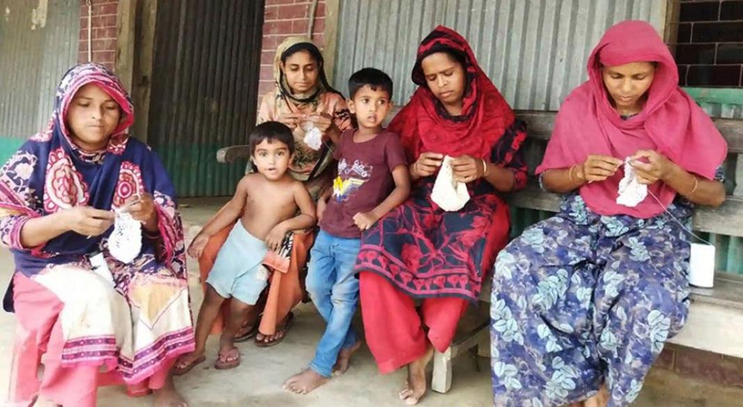 নারীরা টুপি তৈরি করছেন।