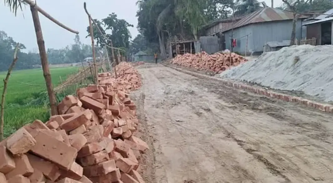 নির্মিত সড়কের ইট তুলে নিল ঠিকাদার