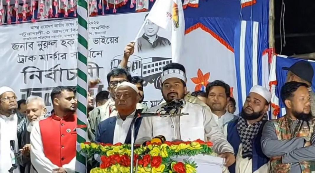 নির্বাচনি জনসভায় বক্তব্য দিচ্ছেন গণঅধিকার পরিষদের সভাপতি নুরুল হক নুর