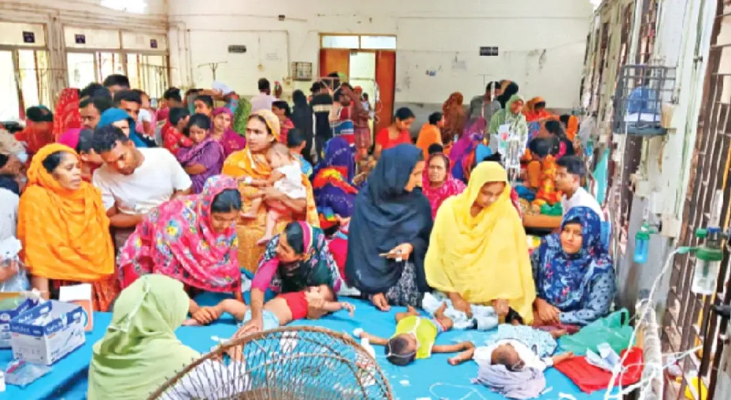 রাজশাহী মেডিকেল কলেজ হাসপাতালের শিশু ওয়ার্ড। চিকিৎসাধীন অনেকে হামে আক্রান্ত।