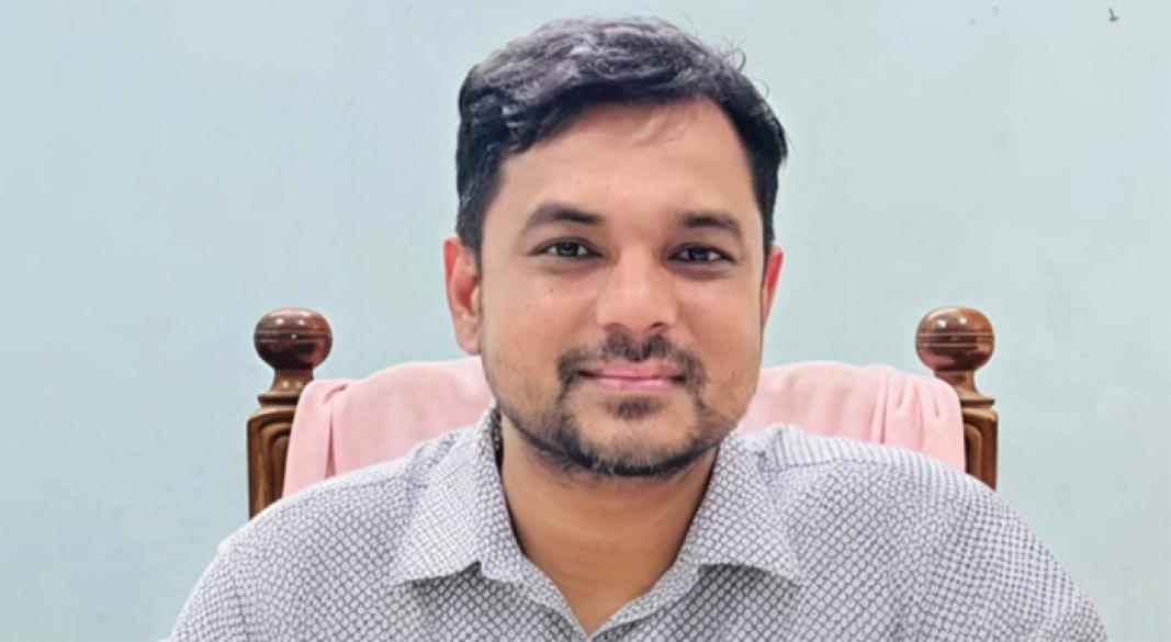 সাভারের সাব-রেজিস্ট্রার জাকির হোসেন