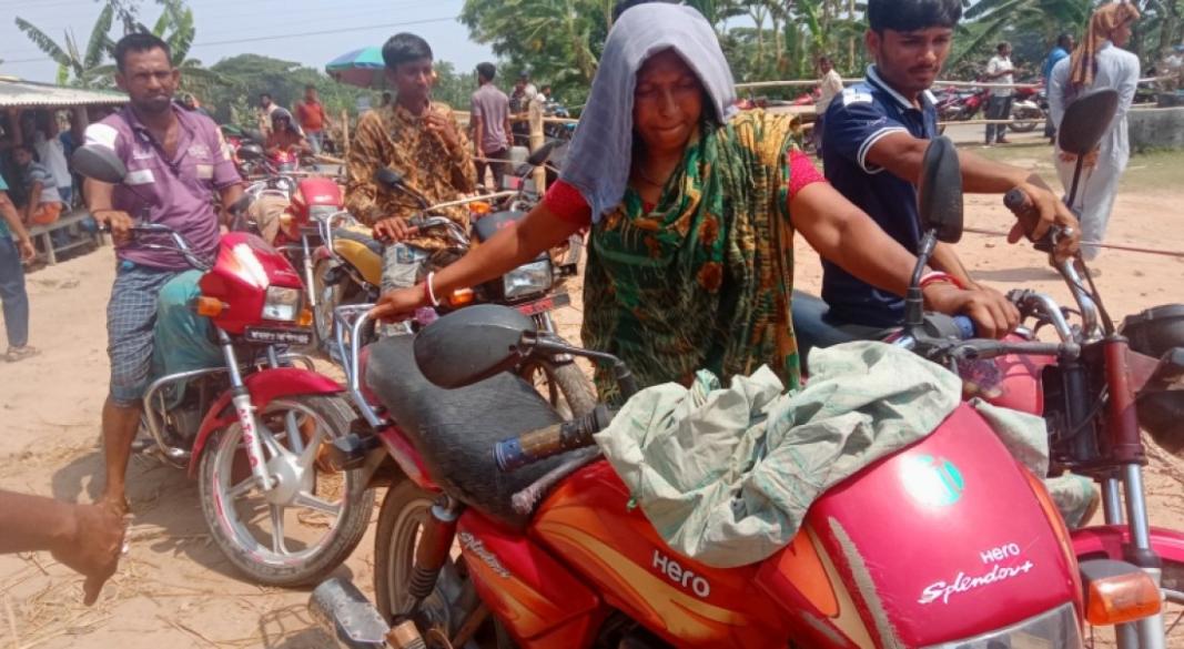 সাতীক্ষার শ্যামনগরের মুন্সীগঞ্জ ফিলিং স্টেশনে ছেলের মোটরসাইকেলের তেলের জন্য দাঁড়িয়ে আছেন মা বিথিকা রানী বৈদ্য।